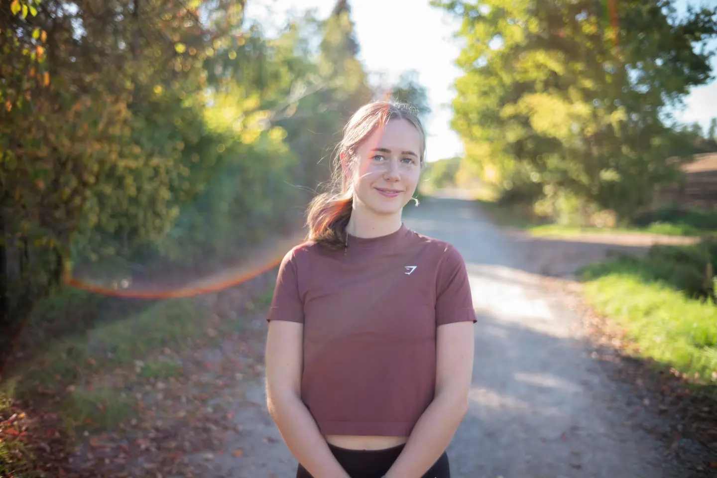 Marlene Schröer, Ernährungsberaterin, auf einem Feldweg im Herbstlicht